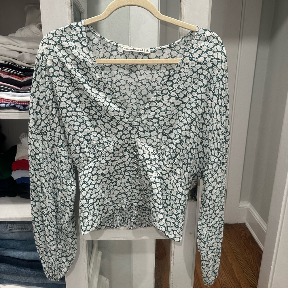 NWOT Abercrombie green and white floral blouse size medium